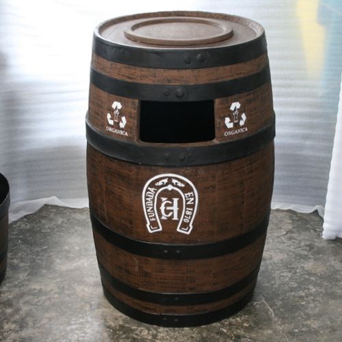 Bote de basura en forma de barrica o barril de madera con logotipos