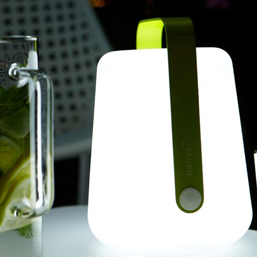 Detalle de una lampara recargable de LED Balad con luz blanca o calida