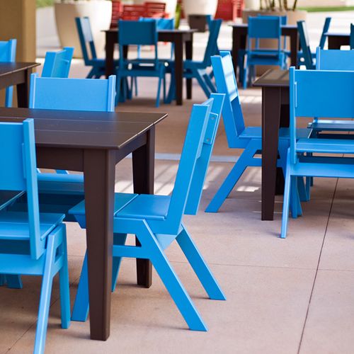 Sillas y mesas de plastico reciclado de uso rudo para exterior modelo Alfresco