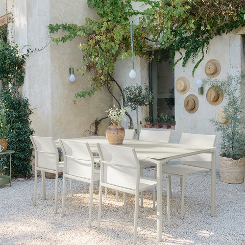 Mesa rectangular de aluminio para jardin modelo Calvi de Fermob en una terraza europea