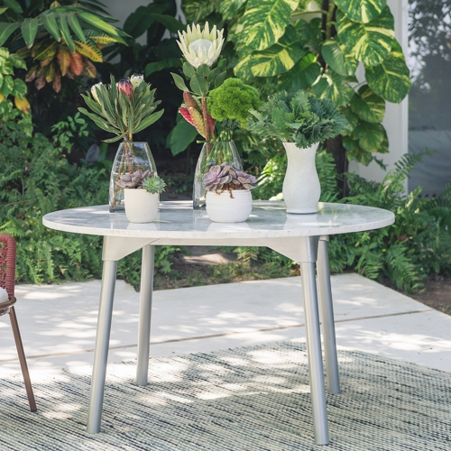 Mesa redonda de jardin modelo Carmen con patas de aluminio y cubierta de marmol blanco