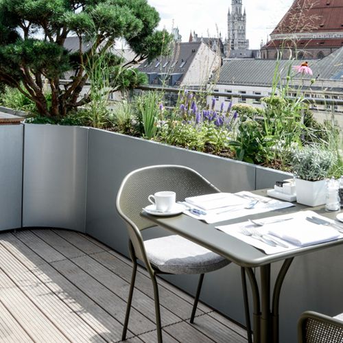 Silla modelo Kate de acero en terraza al exterior en Paris