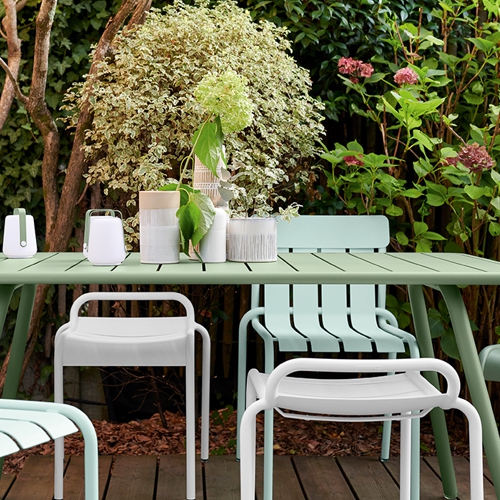 Mesa rectangular de terraza con una silla Stripe en color verde