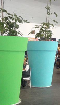 Aeropuerto T2 macetas gigantes magnum de fibra de vidrio de colores