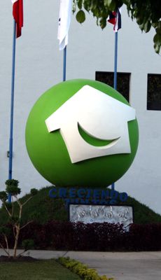 Esfera de fibra de vidrio gigante con logotipo de Betterware