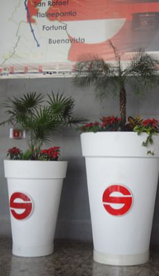 Macetotas gigantes con logotipo en Trenes Suburbanos Buenavista