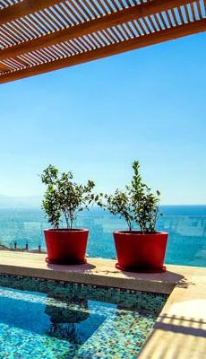 Macetas rojas en balcon del edificio V177 en Vallarta