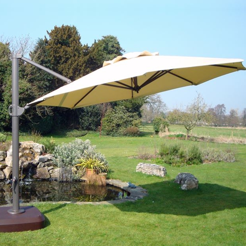Sombrilla Bosca con aramazón de aluminio y poste de lado o lateral en un jardin